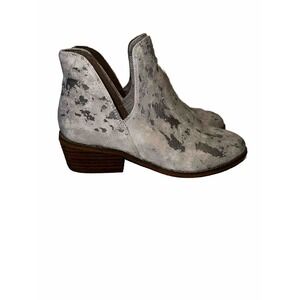 Boutique by Corky's Wayland White‎ & Metallic Silver Ankle Bootie Size 6